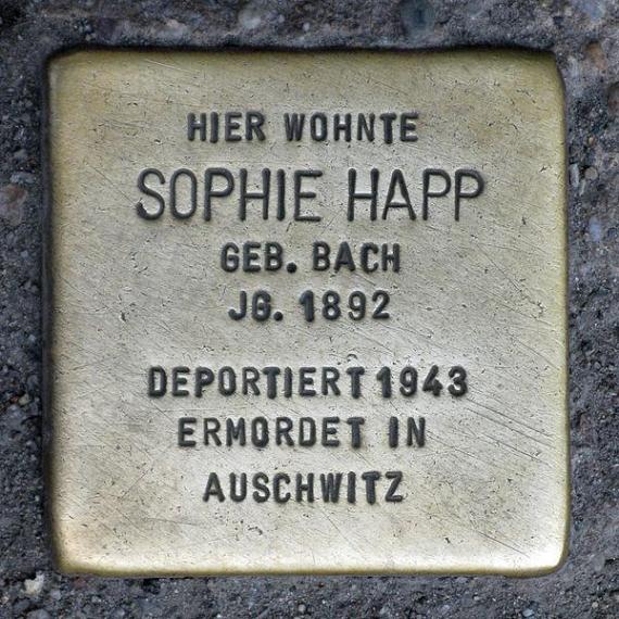 https://upload.wikimedia.org/wikipedia/commons/thumb/2/20/Stolperstein.Mitte.Chausseestra%C3%9Fe_6.Sophie_Happ.2532.jpg/600px-Stolperstein.Mitte.Chausseestra%C3%9Fe_6.Sophie_Happ.2532.jpg