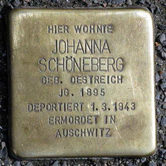 https://upload.wikimedia.org/wikipedia/commons/thumb/4/42/Stolperstein.Mitte.Friedrichstra%C3%9Fe_105.Johanna_Sch%C3%B6neberg.2558.jpg/600px-Stolperstein.Mitte.Friedrichstra%C3%9Fe_105.Johanna_Sch%C3%B6neberg.2558.jpg