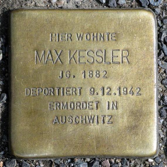 https://upload.wikimedia.org/wikipedia/commons/thumb/b/b1/Stolperstein.Mitte.Friedrichstra%C3%9Fe_105.Max_Kessler.2543.jpg/600px-Stolperstein.Mitte.Friedrichstra%C3%9Fe_105.Max_Kessler.2543.jpg