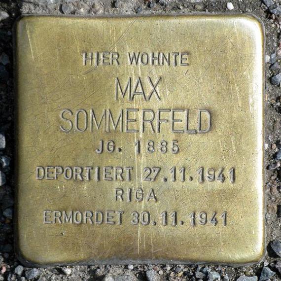 https://upload.wikimedia.org/wikipedia/commons/thumb/2/26/Stolperstein.Mitte.Friedrichstra%C3%9Fe_105.Max_Sommerfeld.2553.jpg/600px-Stolperstein.Mitte.Friedrichstra%C3%9Fe_105.Max_Sommerfeld.2553.jpg