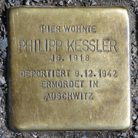 https://upload.wikimedia.org/wikipedia/commons/thumb/0/0d/Stolperstein.Mitte.Friedrichstra%C3%9Fe_105.Philipp_Kessler.2545.jpg/600px-Stolperstein.Mitte.Friedrichstra%C3%9Fe_105.Philipp_Kessler.2545.jpg