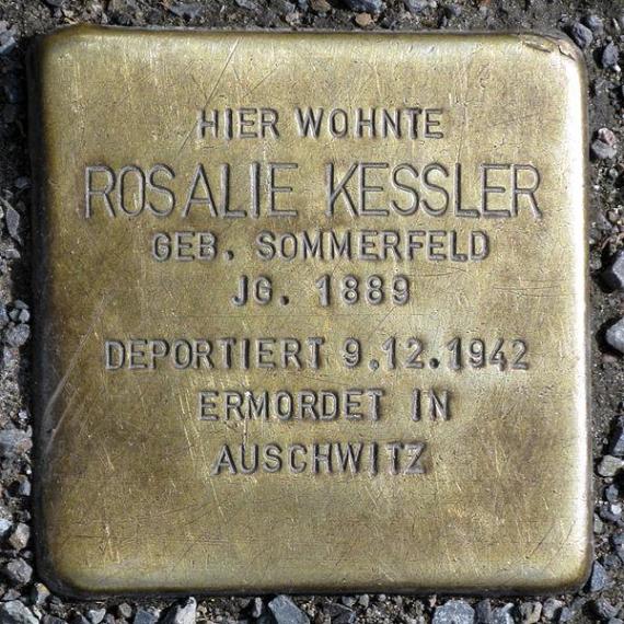 https://upload.wikimedia.org/wikipedia/commons/thumb/a/a5/Stolperstein.Mitte.Friedrichstra%C3%9Fe_105.Rosalie_Kessler.2551.jpg/600px-Stolperstein.Mitte.Friedrichstra%C3%9Fe_105.Rosalie_Kessler.2551.jpg