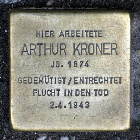 https://upload.wikimedia.org/wikipedia/commons/thumb/1/18/Stolperstein.Mitte.Friedrichstra%C3%9Fe_55.Arthur_Kroner.2588.jpg/600px-Stolperstein.Mitte.Friedrichstra%C3%9Fe_55.Arthur_Kroner.2588.jpg