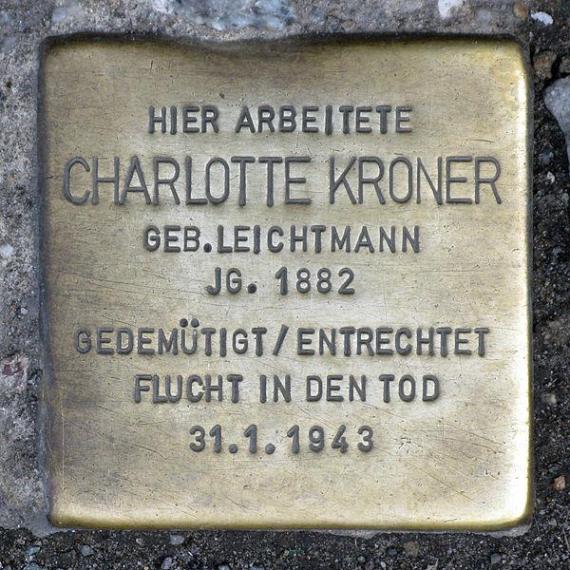 https://upload.wikimedia.org/wikipedia/commons/thumb/7/72/Stolperstein.Mitte.Friedrichstra%C3%9Fe_55.Charlotte_Kroner.2595.jpg/600px-Stolperstein.Mitte.Friedrichstra%C3%9Fe_55.Charlotte_Kroner.2595.jpg