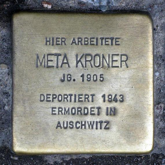 https://upload.wikimedia.org/wikipedia/commons/thumb/d/d8/Stolperstein.Mitte.Friedrichstra%C3%9Fe_55.Meta_Kroner.2593.jpg/600px-Stolperstein.Mitte.Friedrichstra%C3%9Fe_55.Meta_Kroner.2593.jpg