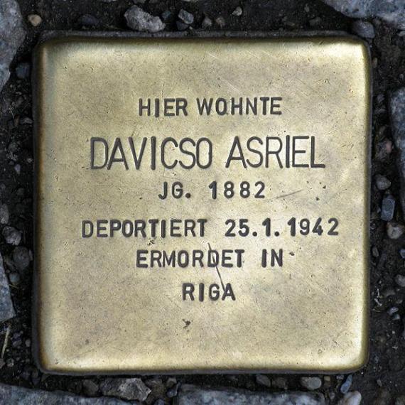 https://upload.wikimedia.org/wikipedia/commons/thumb/7/79/Stolperstein.Mitte.Friedrichstra%C3%9Fe_76.Davicso_Asriel.2566.jpg/600px-Stolperstein.Mitte.Friedrichstra%C3%9Fe_76.Davicso_Asriel.2566.jpg