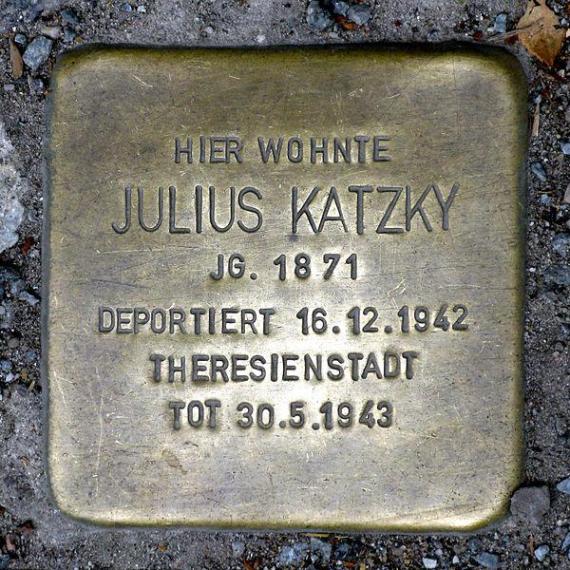 https://upload.wikimedia.org/wikipedia/commons/thumb/e/e1/Stolperstein.Mitte.Gartenstra%C3%9Fe_114.Julius_Katzky.3937.jpg/600px-Stolperstein.Mitte.Gartenstra%C3%9Fe_114.Julius_Katzky.3937.jpg