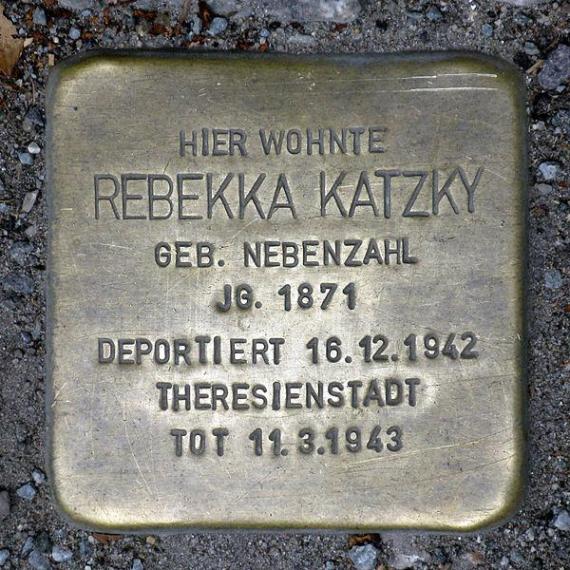 https://upload.wikimedia.org/wikipedia/commons/thumb/9/93/Stolperstein.Mitte.Gartenstra%C3%9Fe_114.Rebekka_Katzky.3942.jpg/600px-Stolperstein.Mitte.Gartenstra%C3%9Fe_114.Rebekka_Katzky.3942.jpg