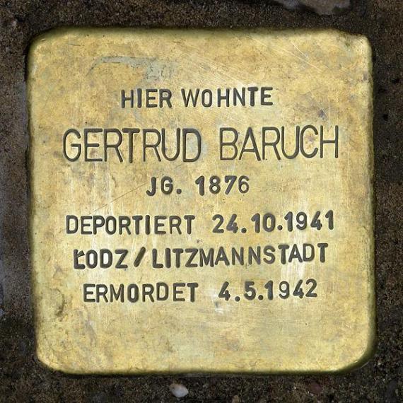 https://upload.wikimedia.org/wikipedia/commons/thumb/8/86/Stolperstein.Mitte.Gipsstra%C3%9Fe_4.Gertrud_Baruch.0153.jpg/600px-Stolperstein.Mitte.Gipsstra%C3%9Fe_4.Gertrud_Baruch.0153.jpg