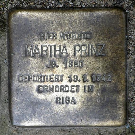 https://upload.wikimedia.org/wikipedia/commons/thumb/6/6f/Stolperstein.Mitte.Inselstra%C3%9Fe_11.Martha_Prinz.2215.jpg/600px-Stolperstein.Mitte.Inselstra%C3%9Fe_11.Martha_Prinz.2215.jpg