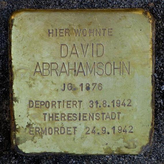 https://upload.wikimedia.org/wikipedia/commons/thumb/c/c4/Stolperstein.Mitte.Inselstra%C3%9Fe_12a.David_Abrahamsohn.3831.jpg/600px-Stolperstein.Mitte.Inselstra%C3%9Fe_12a.David_Abrahamsohn.3831.jpg