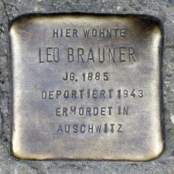 https://upload.wikimedia.org/wikipedia/commons/thumb/b/ba/Stolperstein.Mitte.Inselstra%C3%9Fe_12a.Leo_Brauner.2182.jpg/600px-Stolperstein.Mitte.Inselstra%C3%9Fe_12a.Leo_Brauner.2182.jpg