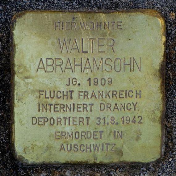 https://upload.wikimedia.org/wikipedia/commons/thumb/e/ee/Stolperstein.Mitte.Inselstra%C3%9Fe_12a.Walter_Abrahamsohn.3828.jpg/600px-Stolperstein.Mitte.Inselstra%C3%9Fe_12a.Walter_Abrahamsohn.3828.jpg