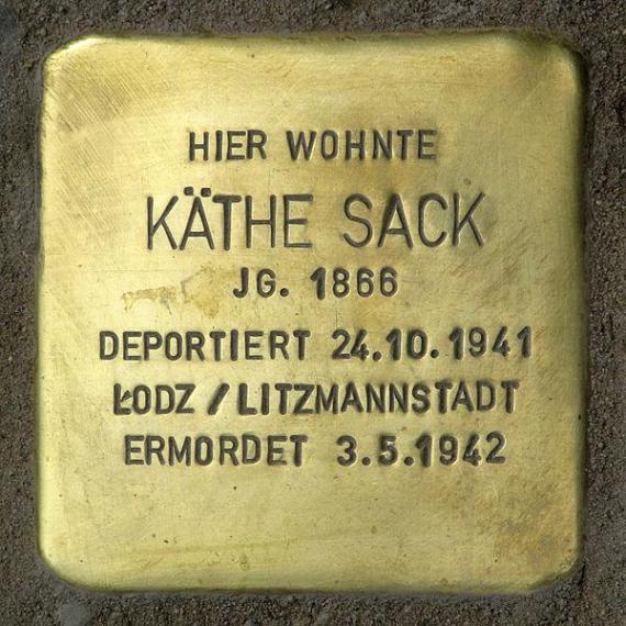 https://upload.wikimedia.org/wikipedia/commons/thumb/a/a0/Stolperstein.Mitte.Inselstra%C3%9Fe_13a.K%C3%A4the_Sack.4731.jpg/600px-Stolperstein.Mitte.Inselstra%C3%9Fe_13a.K%C3%A4the_Sack.4731.jpg