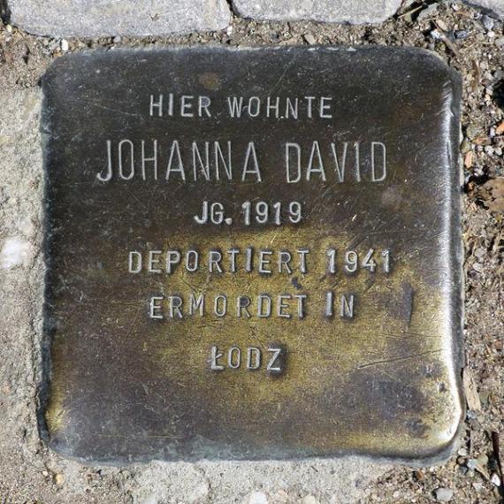 https://upload.wikimedia.org/wikipedia/commons/thumb/e/e3/Stolperstein.Mitte.Joachimstra%C3%9Fe_2.Johanna_David.4627.jpg/600px-Stolperstein.Mitte.Joachimstra%C3%9Fe_2.Johanna_David.4627.jpg