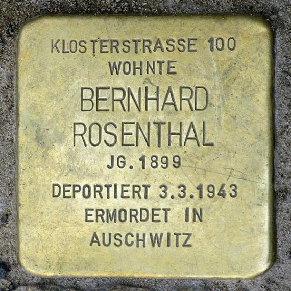 https://upload.wikimedia.org/wikipedia/commons/thumb/b/b5/Stolperstein.Mitte.Karl-Liebknecht-Stra%C3%9Fe_9.Bernhard_Rosenthal.1834.jpg/600px-Stolperstein.Mitte.Karl-Liebknecht-Stra%C3%9Fe_9.Bernhard_Rosenthal.1834.jpg