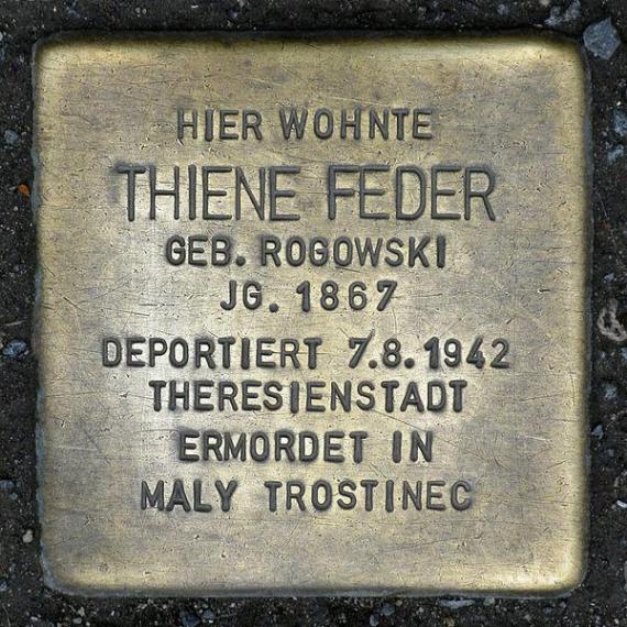 https://upload.wikimedia.org/wikipedia/commons/thumb/6/6b/Stolperstein.Mitte.Karl-Liebknecht-Stra%C3%9Fe_9.Thiene_Feder.1866.jpg/600px-Stolperstein.Mitte.Karl-Liebknecht-Stra%C3%9Fe_9.Thiene_Feder.1866.jpg