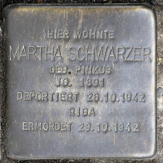 https://upload.wikimedia.org/wikipedia/commons/thumb/c/cd/Stolperstein.Mitte.Karl-Marx-Allee_18.Martha_Schwarzer.2471.jpg/600px-Stolperstein.Mitte.Karl-Marx-Allee_18.Martha_Schwarzer.2471.jpg