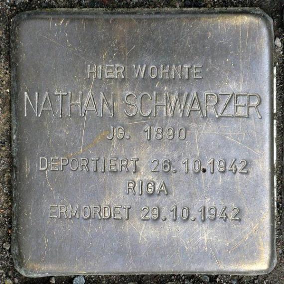 https://upload.wikimedia.org/wikipedia/commons/thumb/a/ac/Stolperstein.Mitte.Karl-Marx-Allee_18.Nathan_Schwarzer.2468.jpg/600px-Stolperstein.Mitte.Karl-Marx-Allee_18.Nathan_Schwarzer.2468.jpg