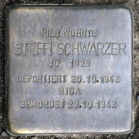 https://upload.wikimedia.org/wikipedia/commons/thumb/d/de/Stolperstein.Mitte.Karl-Marx-Allee_18.Steffi_Schwarzer.2475.jpg/600px-Stolperstein.Mitte.Karl-Marx-Allee_18.Steffi_Schwarzer.2475.jpg