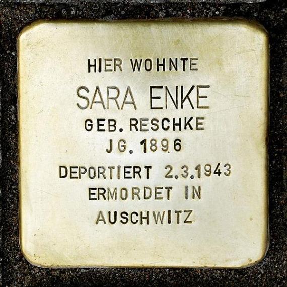 https://upload.wikimedia.org/wikipedia/commons/thumb/b/bc/Stolperstein.Mitte.Karl-Marx-Allee_36.Sara_Enke.0010.jpg/600px-Stolperstein.Mitte.Karl-Marx-Allee_36.Sara_Enke.0010.jpg