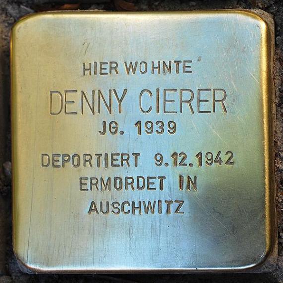 https://upload.wikimedia.org/wikipedia/commons/thumb/7/70/Stolperstein.Mitte.Keibelstra%C3%9Fe_5.Denny_Cierer.5138.jpg/600px-Stolperstein.Mitte.Keibelstra%C3%9Fe_5.Denny_Cierer.5138.jpg