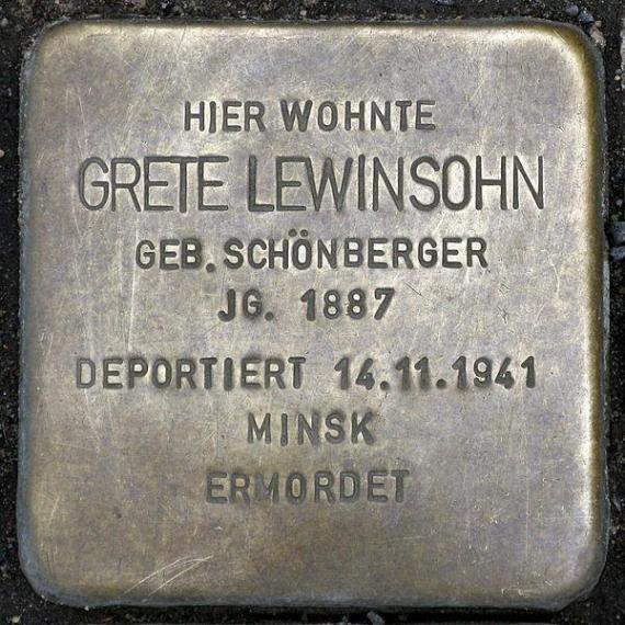 https://upload.wikimedia.org/wikipedia/commons/thumb/6/6a/Stolperstein.Mitte.Klosterstra%C3%9Fe_73.Grete_Lewinsohn.2356.jpg/600px-Stolperstein.Mitte.Klosterstra%C3%9Fe_73.Grete_Lewinsohn.2356.jpg