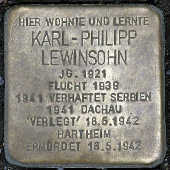 https://upload.wikimedia.org/wikipedia/commons/thumb/5/52/Stolperstein.Mitte.Klosterstra%C3%9Fe_73.Karl-Philipp_Lewinsohn.2359.jpg/600px-Stolperstein.Mitte.Klosterstra%C3%9Fe_73.Karl-Philipp_Lewinsohn.2359.jpg