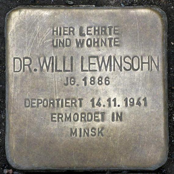 https://upload.wikimedia.org/wikipedia/commons/thumb/0/0f/Stolperstein.Mitte.Klosterstra%C3%9Fe_73.Willi_Lewinsohn.2353.jpg/600px-Stolperstein.Mitte.Klosterstra%C3%9Fe_73.Willi_Lewinsohn.2353.jpg