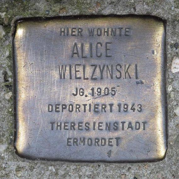 https://upload.wikimedia.org/wikipedia/commons/thumb/3/38/Stolperstein.Mitte.Krausnickstra%C3%9Fe_8.Alice_Wielzynski.0137.jpg/600px-Stolperstein.Mitte.Krausnickstra%C3%9Fe_8.Alice_Wielzynski.0137.jpg