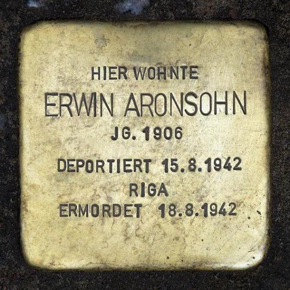 https://upload.wikimedia.org/wikipedia/commons/thumb/9/9e/Stolperstein.Mitte.Krausnickstra%C3%9Fe_8.Erwin_Aronsohn.0126.jpg/600px-Stolperstein.Mitte.Krausnickstra%C3%9Fe_8.Erwin_Aronsohn.0126.jpg