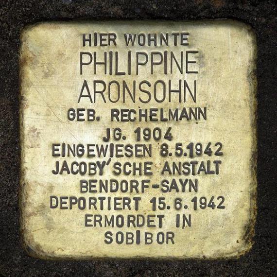 https://upload.wikimedia.org/wikipedia/commons/thumb/d/d0/Stolperstein.Mitte.Krausnickstra%C3%9Fe_8.Philippine_Aronsohn.0130.jpg/600px-Stolperstein.Mitte.Krausnickstra%C3%9Fe_8.Philippine_Aronsohn.0130.jpg