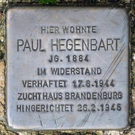 https://upload.wikimedia.org/wikipedia/commons/thumb/0/0b/Stolperstein.Mitte.Legiendamm_4.Paul_Hegenbart.4406.jpg/600px-Stolperstein.Mitte.Legiendamm_4.Paul_Hegenbart.4406.jpg