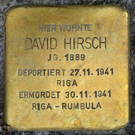 https://upload.wikimedia.org/wikipedia/commons/thumb/d/d6/Stolperstein.Mitte.Linienstra%C3%9Fe_118.David_Hirsch.4649.jpg/600px-Stolperstein.Mitte.Linienstra%C3%9Fe_118.David_Hirsch.4649.jpg