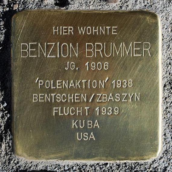 https://upload.wikimedia.org/wikipedia/commons/thumb/9/97/Stolperstein.Mitte.Linienstra%C3%9Fe_13.Benzion_Brummer.5093.jpg/600px-Stolperstein.Mitte.Linienstra%C3%9Fe_13.Benzion_Brummer.5093.jpg