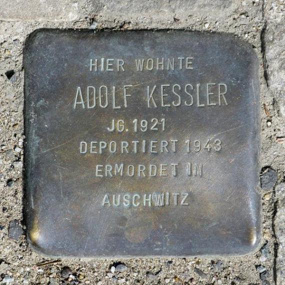 https://upload.wikimedia.org/wikipedia/commons/thumb/0/0c/Stolperstein.Mitte.Linienstra%C3%9Fe_45.Adolf_Kessler.3140.jpg/600px-Stolperstein.Mitte.Linienstra%C3%9Fe_45.Adolf_Kessler.3140.jpg