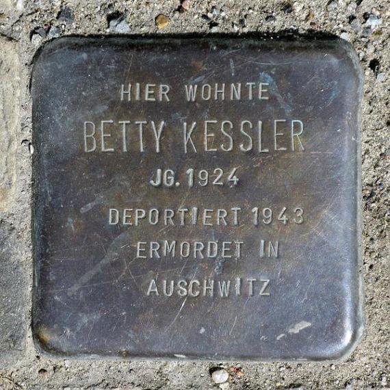 https://upload.wikimedia.org/wikipedia/commons/thumb/5/53/Stolperstein.Mitte.Linienstra%C3%9Fe_45.Betty_Kessler.3150.jpg/600px-Stolperstein.Mitte.Linienstra%C3%9Fe_45.Betty_Kessler.3150.jpg