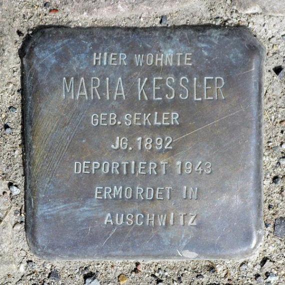 https://upload.wikimedia.org/wikipedia/commons/thumb/f/fa/Stolperstein.Mitte.Linienstra%C3%9Fe_45.Maria_Kessler.3137.jpg/600px-Stolperstein.Mitte.Linienstra%C3%9Fe_45.Maria_Kessler.3137.jpg