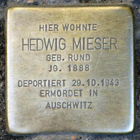 https://upload.wikimedia.org/wikipedia/commons/thumb/6/61/Stolperstein.Mitte.M%C3%BCnzstra%C3%9Fe_22.Hedwig_Mieser.0555.jpg/600px-Stolperstein.Mitte.M%C3%BCnzstra%C3%9Fe_22.Hedwig_Mieser.0555.jpg