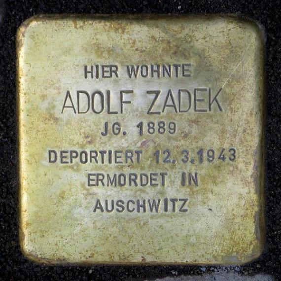 https://upload.wikimedia.org/wikipedia/commons/thumb/b/b7/Stolperstein.Mitte.Marienstra%C3%9Fe_15.Adolf_Zadek.3432.jpg/600px-Stolperstein.Mitte.Marienstra%C3%9Fe_15.Adolf_Zadek.3432.jpg