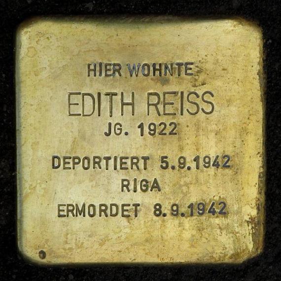 https://upload.wikimedia.org/wikipedia/commons/thumb/7/70/Stolperstein.Mitte.Marienstra%C3%9Fe_25.Edith_Reiss.3402.jpg/600px-Stolperstein.Mitte.Marienstra%C3%9Fe_25.Edith_Reiss.3402.jpg