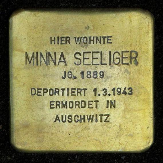 https://upload.wikimedia.org/wikipedia/commons/thumb/9/9b/Stolperstein.Mitte.Marienstra%C3%9Fe_25.Minna_Seeliger.3404.jpg/600px-Stolperstein.Mitte.Marienstra%C3%9Fe_25.Minna_Seeliger.3404.jpg