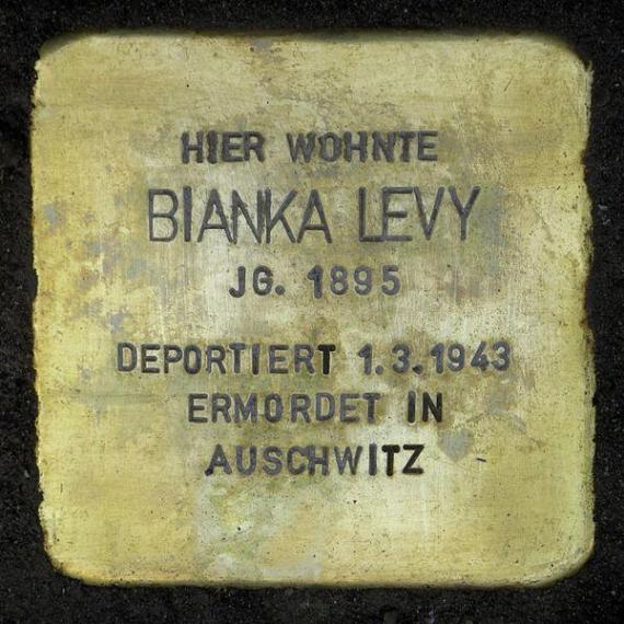 https://upload.wikimedia.org/wikipedia/commons/thumb/5/5f/Stolperstein.Mitte.Marienstra%C3%9Fe_7.Bianka_Levy.3373.jpg/600px-Stolperstein.Mitte.Marienstra%C3%9Fe_7.Bianka_Levy.3373.jpg