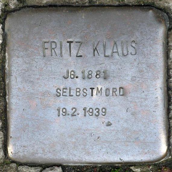 https://upload.wikimedia.org/wikipedia/commons/thumb/5/50/Stolperstein.Mitte.Mauerstra%C3%9Fe_78.Fritz_Klaus.4522.jpg/600px-Stolperstein.Mitte.Mauerstra%C3%9Fe_78.Fritz_Klaus.4522.jpg