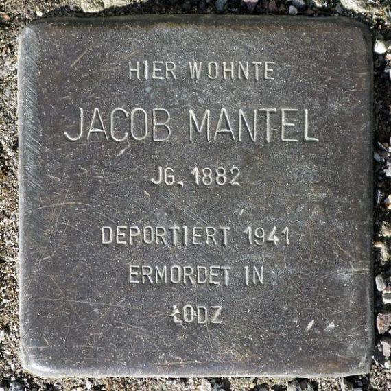 https://upload.wikimedia.org/wikipedia/commons/thumb/b/be/Stolperstein.Mitte.Max-Beer-Stra%C3%9Fe_31.Jacob_Mantel.0580.jpg/600px-Stolperstein.Mitte.Max-Beer-Stra%C3%9Fe_31.Jacob_Mantel.0580.jpg