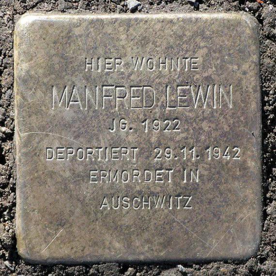 https://upload.wikimedia.org/wikipedia/commons/thumb/3/34/Stolperstein.Mitte.Max-Beer-Stra%C3%9Fe_42.Manfred_Lewin.0595.jpg/600px-Stolperstein.Mitte.Max-Beer-Stra%C3%9Fe_42.Manfred_Lewin.0595.jpg