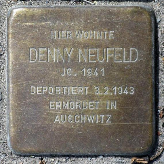 https://upload.wikimedia.org/wikipedia/commons/thumb/1/10/Stolperstein.Mitte.Mollstra%C3%9Fe_12.Denny_Neufeld.3671.jpg/600px-Stolperstein.Mitte.Mollstra%C3%9Fe_12.Denny_Neufeld.3671.jpg