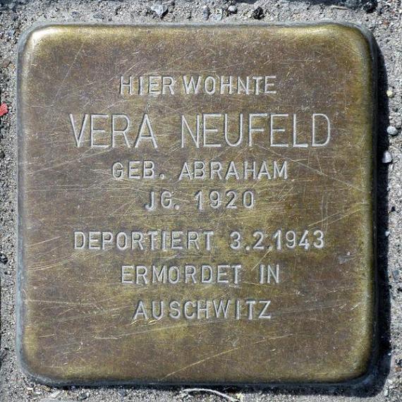 https://upload.wikimedia.org/wikipedia/commons/thumb/d/d9/Stolperstein.Mitte.Mollstra%C3%9Fe_12.Vera_Neufeld.3669.jpg/600px-Stolperstein.Mitte.Mollstra%C3%9Fe_12.Vera_Neufeld.3669.jpg