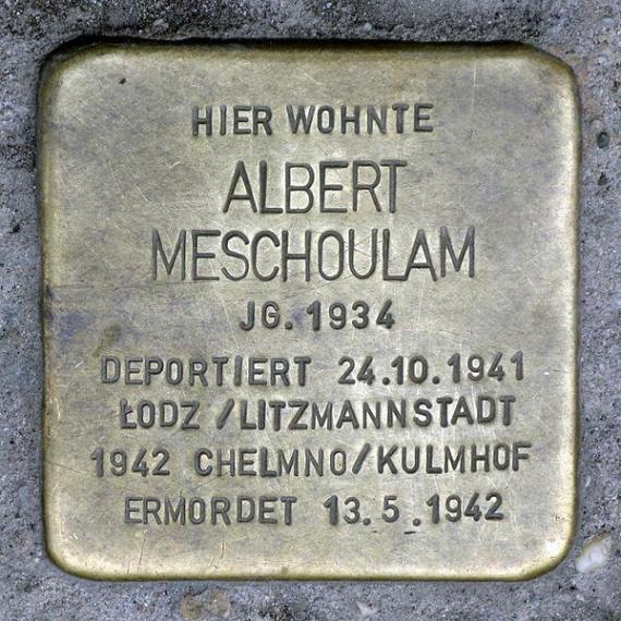 https://upload.wikimedia.org/wikipedia/commons/thumb/b/b0/Stolperstein.Mitte.Ohmstra%C3%9Fe_1.Albert_Meschoulam.2128.jpg/600px-Stolperstein.Mitte.Ohmstra%C3%9Fe_1.Albert_Meschoulam.2128.jpg