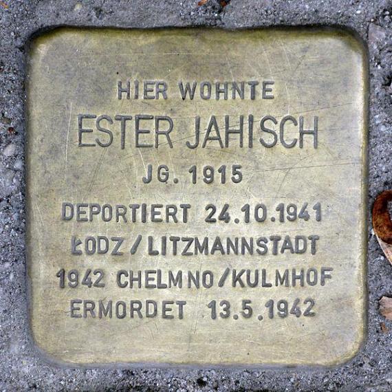 https://upload.wikimedia.org/wikipedia/commons/thumb/e/e5/Stolperstein.Mitte.Ohmstra%C3%9Fe_1.Ester_Jahisch.2105.jpg/600px-Stolperstein.Mitte.Ohmstra%C3%9Fe_1.Ester_Jahisch.2105.jpg